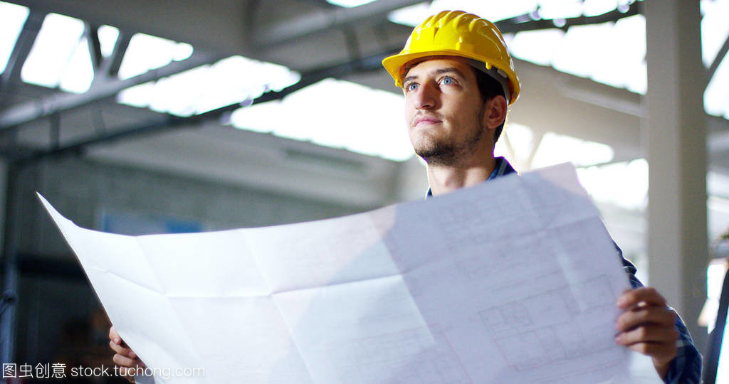 在施工现场,工人或工程师或建筑师控制的设计与施工的高节能建筑。概念︰ 施工,工人,工程,设计
